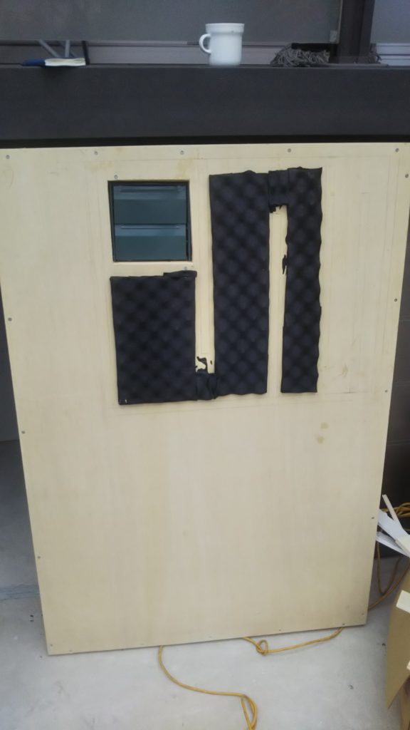 排気側防音壁への吸音材の設置