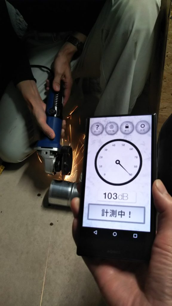 ディスクグラインダーの騒音レベル　騒音計アプリ103dB
