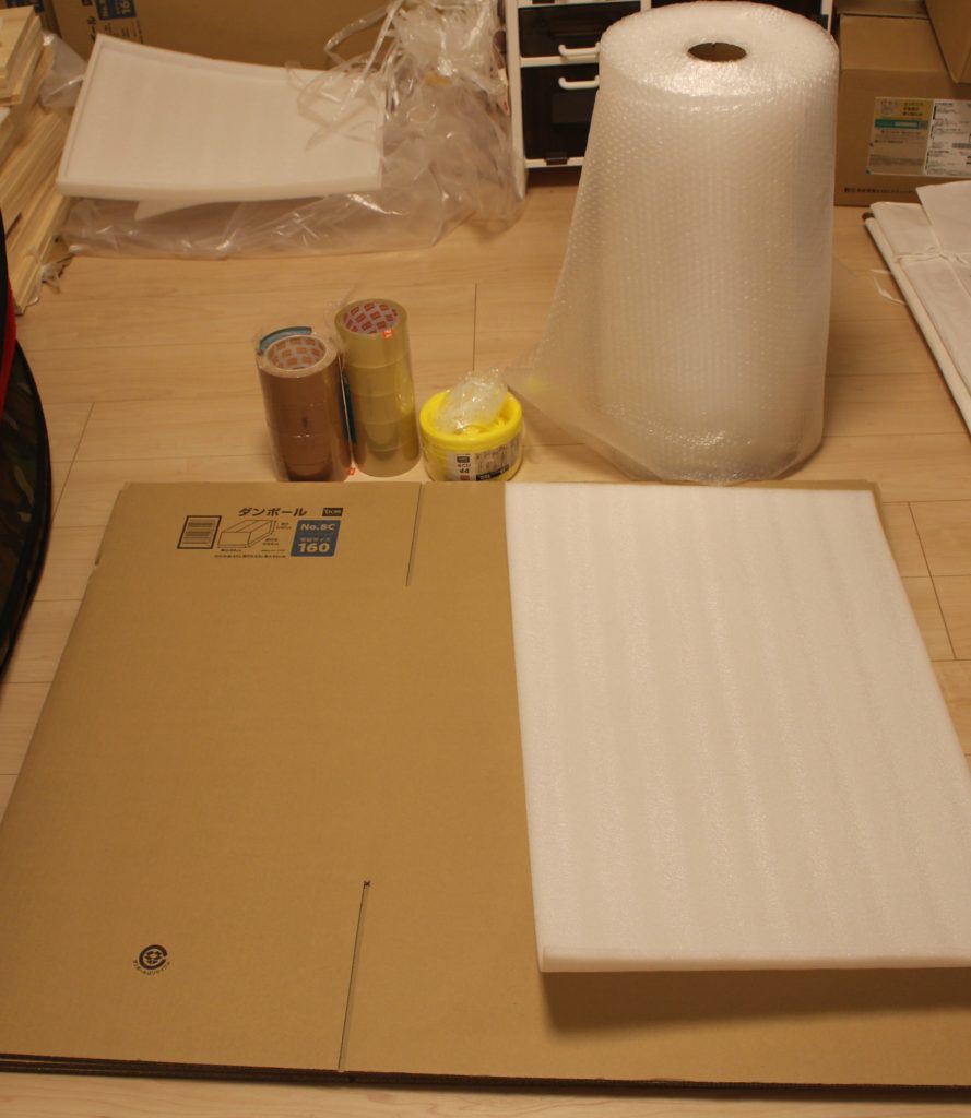 家具の梱包で準備するもの　ダンボール２枚、PPテープ、ガムテーム、ビニールテープ、エアーパッキン60cm幅
