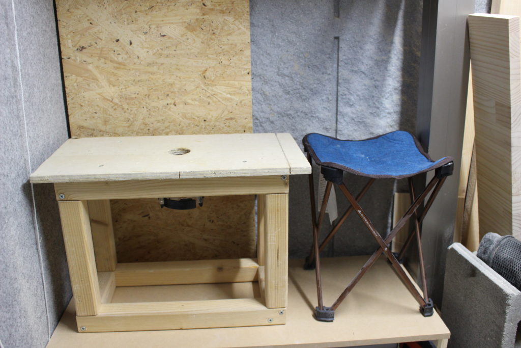 防音室内での作業台と作業椅子