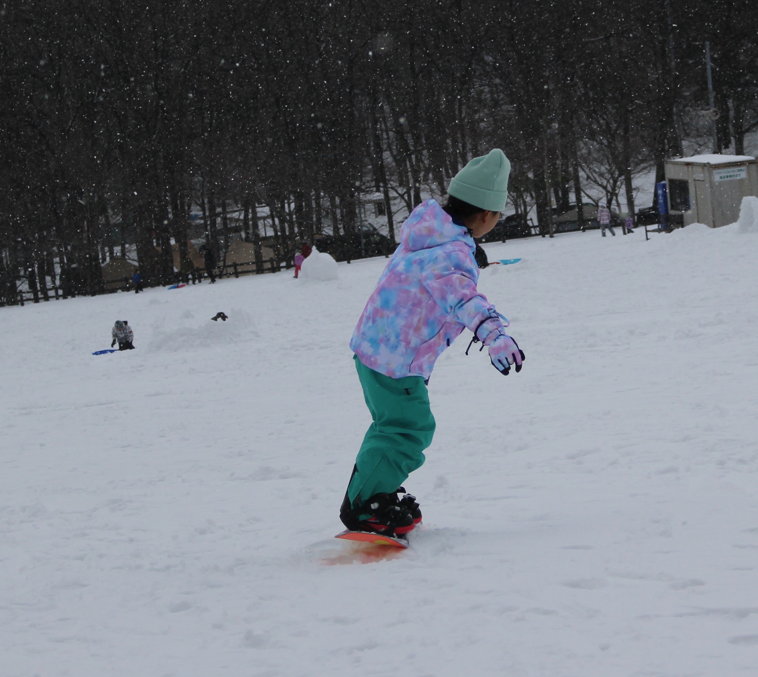 娘のスノーボードの練習