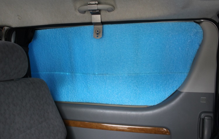 ハイエースの後部座席の窓断熱